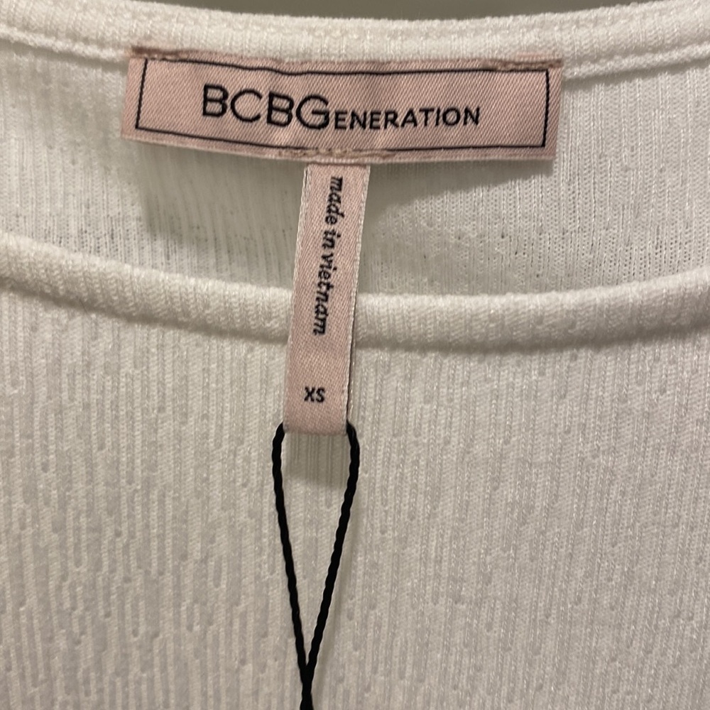 BCBGeneration white flouncy sleeve top - Picture 2 of 5